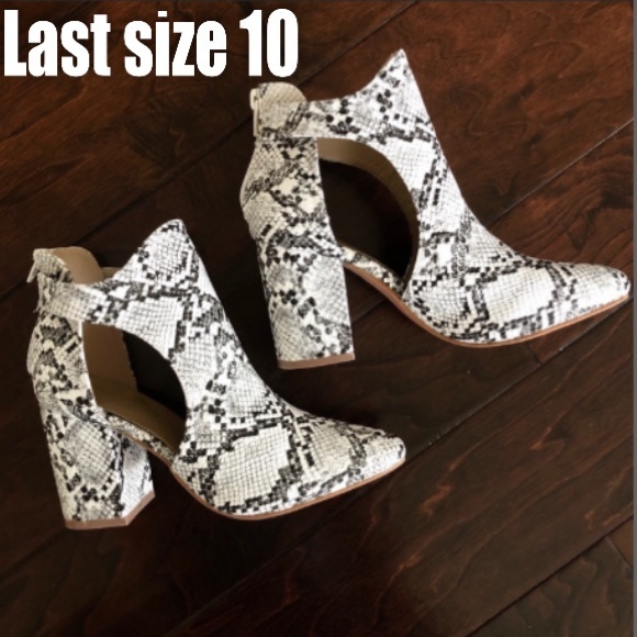 Shoes - ‼️PRICE IS FIRM ‼️Snakeskin open side booties